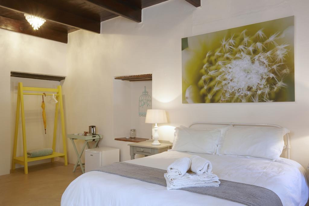 Yellow Aloe Клануильям Экстерьер фото